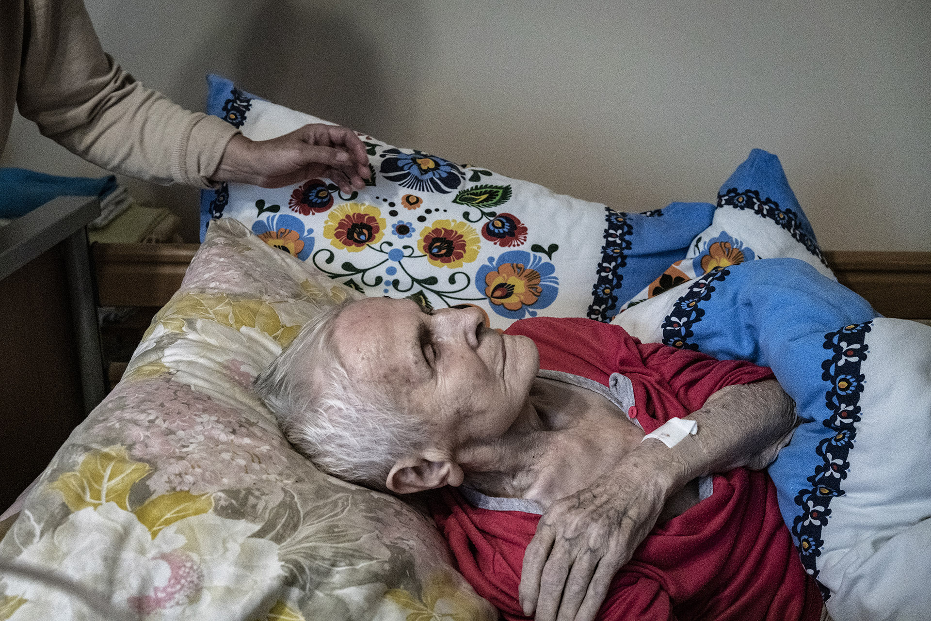 95 letnia kobieta z objawami udaru. Ratownik ma obowiązek przetransportować chorą do szpitala. Istnieje jednak ryzyko, że pacjentka nie wróci już do domu. 