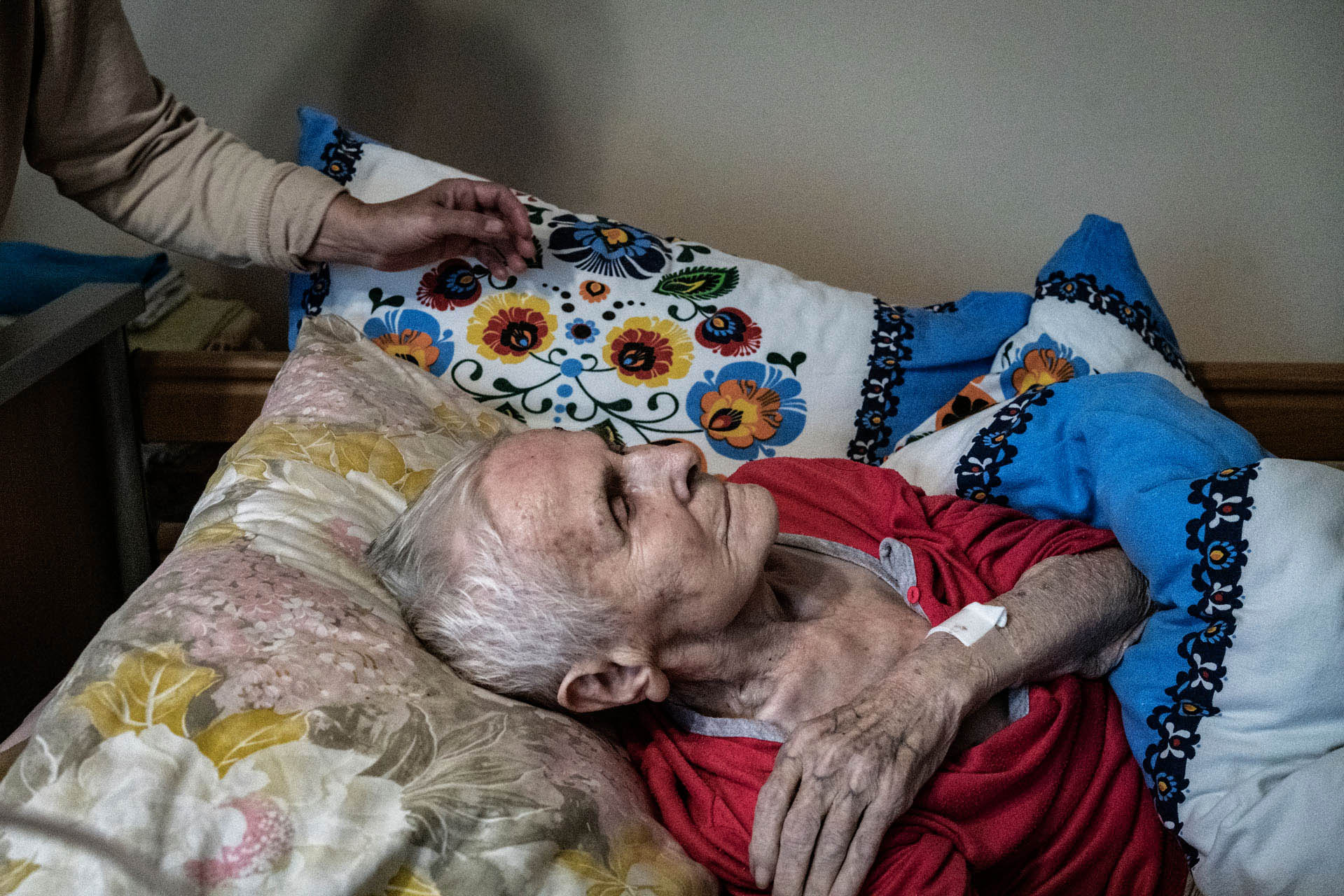95 letnia kobieta z objawami udaru. Pod stałą opieką córki, zadbana i objęta troską. Ratownik ma obowiązek przetransportować chorą do szpitala. Jednak istnieje ryzyko, że pacjentka nie wróci już do domu. Rodzi się pytanie, gdzie są granice ratowania ludzkiego życia.

