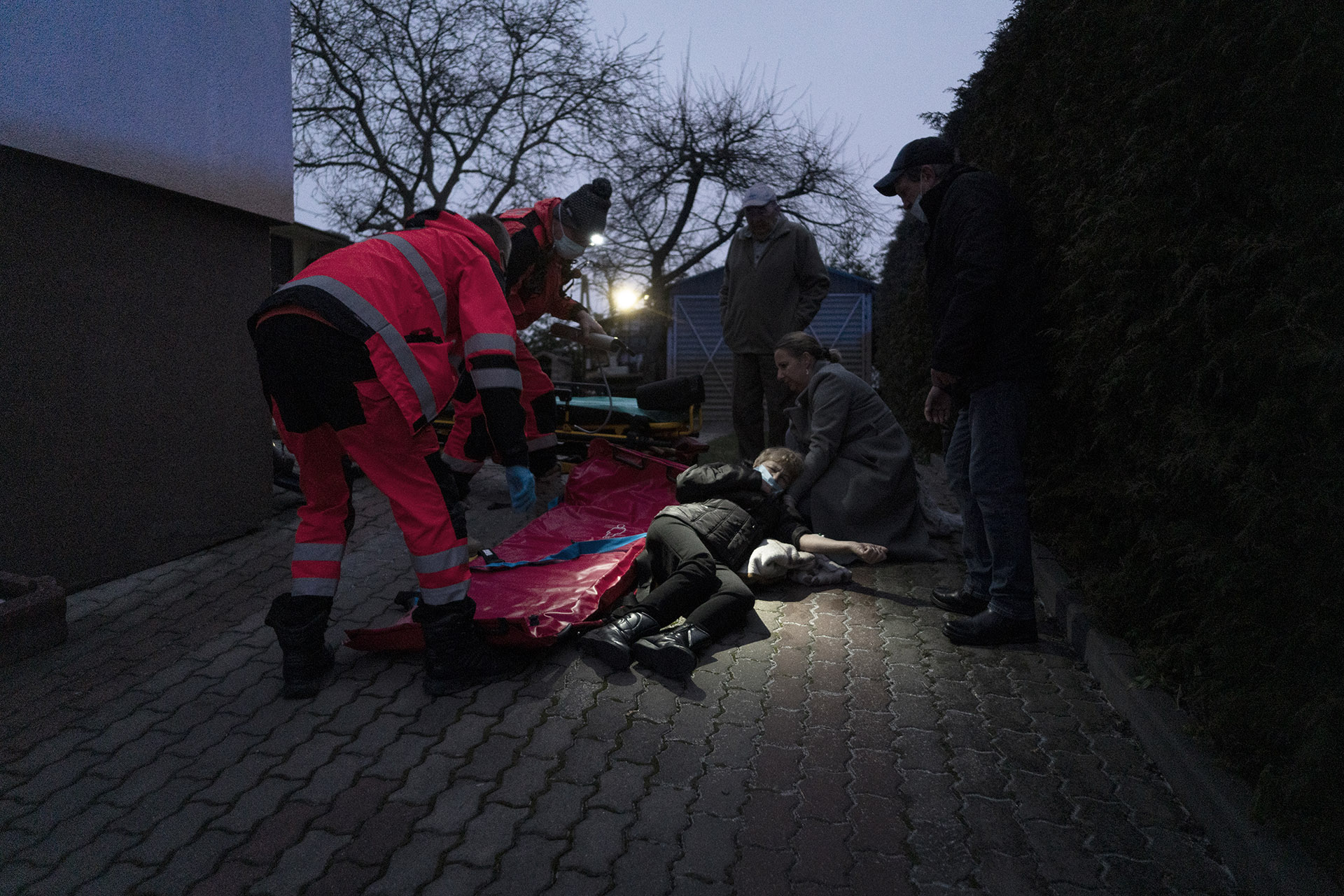 Ratownicy udzielają pomocy kobiecie, która złamała kość udową. W takiej akcji w pierwszej
kolejności podaje się leki przeciwbólowe, a następnie ewakuuje do szpitala.


