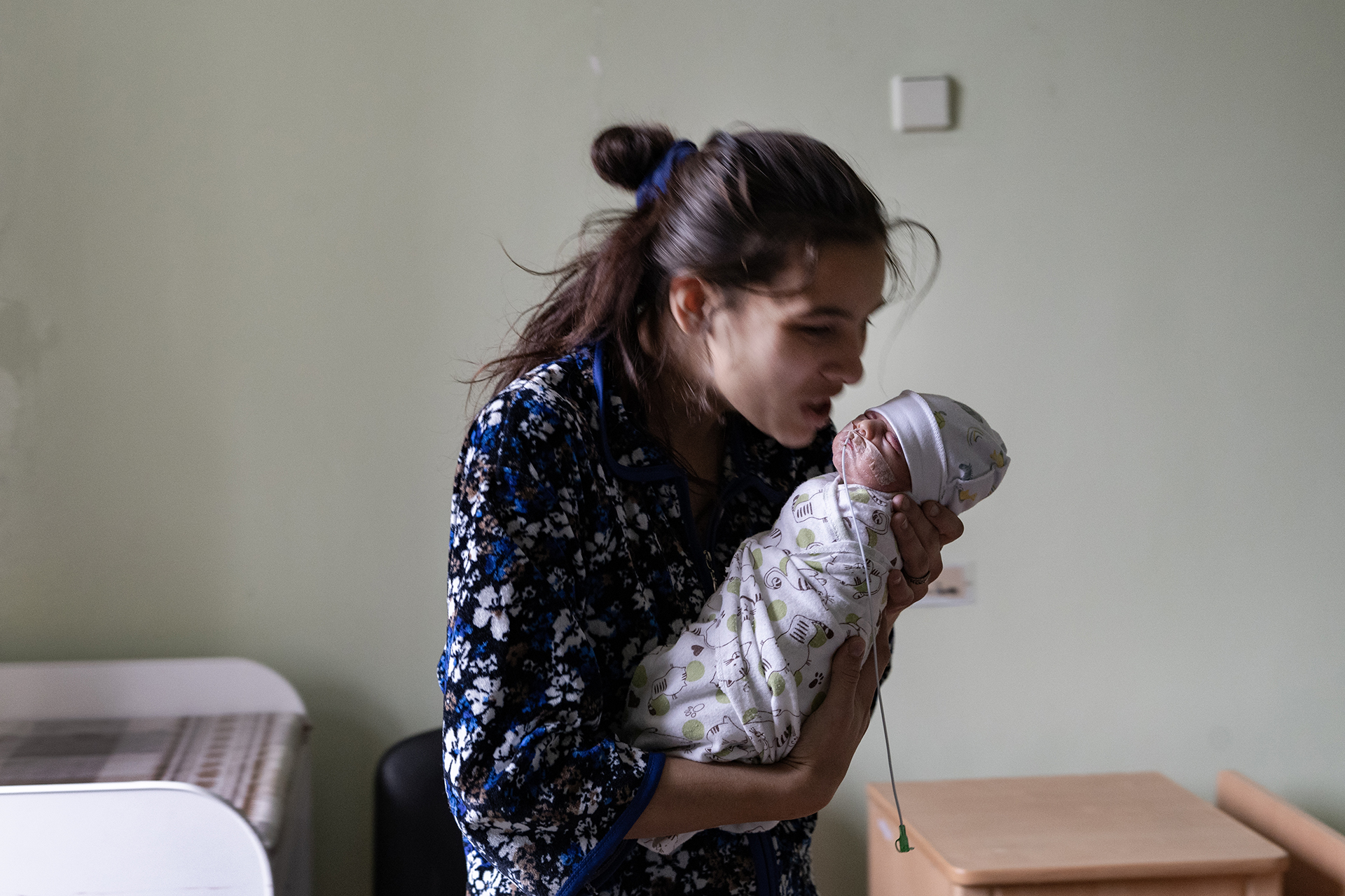 W czasie wojny wciąż rodzą się dzieci. Większość zdecydowanie za wcześnie. Rosa urodziła swoją córeczkę w 34 tygodniu ciąży. 