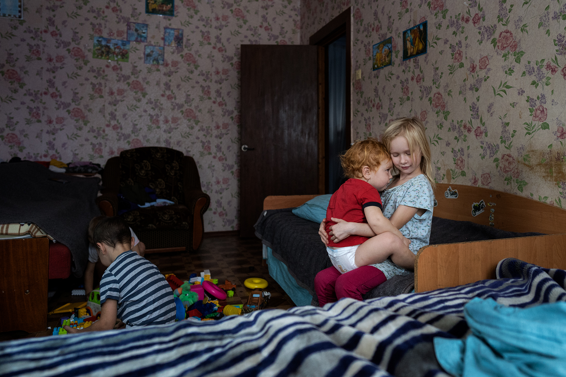 Przesiedlona rodzina z okręgu Donieckiego. Matka czwórki dzieci musi zapewnić byt rodzinie, bez męża, który walczy na froncie. Najstarsza córka instynktownie przejmuje obowiązki matki. 

