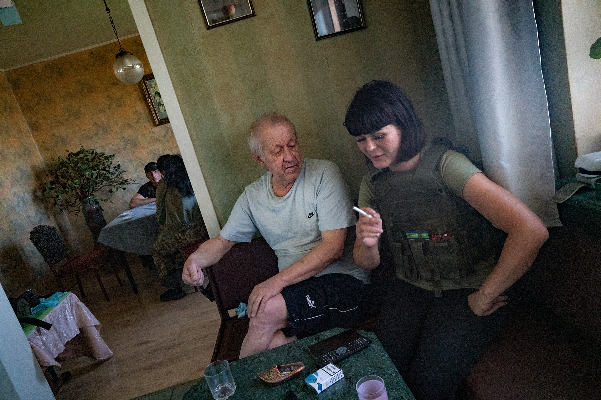 Wolontariuszka Julia odwiedza ojca, który pomimo regularnych bombardowań zdecydował się pozostać w swoim mieszkaniu w Charkowie. Z okna jego mieszkania na 12 piętrze widać zniszczone i prawie wyludnione miasto. 
