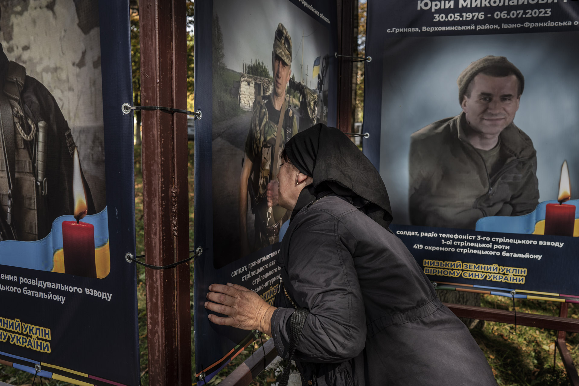 Poległych obrońców Ukrainy upamiętniają tablice, które stały się częścią edukacji narodowo-patriotycznej. Podkreślają gotowość do walki oraz poświęcenia życia.