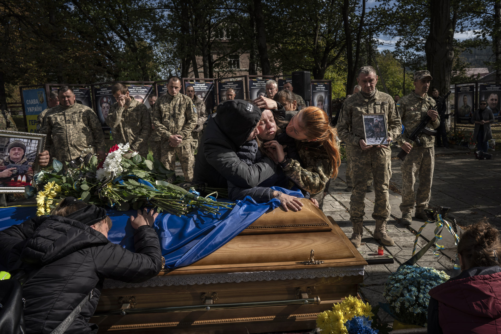 Natalia żegna swojego męża. Od miesiąca czekała na ten moment. Ciało poległego żołnierza zabrano z pola walki dopiero po odparciu rosyjskiego szturmu.